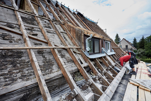  Demontage des alten Dachaufbaus: Auf die gereinigte Schalung verlegen die Dachdecker eine 20 mm dicke Dämmung als Sauberkeitsschicht 