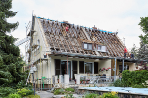  Viele Bewohner der Siedlung lassen ihre Dächer sanieren und dämmen, um sich gegen den zu erwartenden Fluglärm zu wappnen 