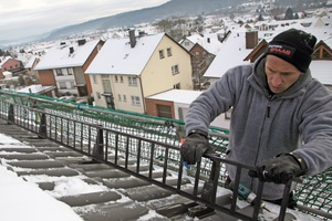  Einklipsen eines Schneefanggitters auf einem Steildach 