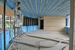  Die Hohlräume wurden mit Holzfaserdämmstoff ausgeblasen  Foto: Institut für Baubiologie und Nachhaltigkeit  
