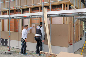  Das Bestandsgebäude wurde von außen gedämmt. Hier wird von den Handwerkern die Unterkonstruktion mit einem System der Zimmerei Doser gefertigt (Doser-System) Foto: Institut für Baubiologie und Nachhaltigkeit 