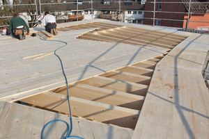  Die Dachschalung wird verlegt Foto: Institut für Baubiologie und Nachhaltigkeit  