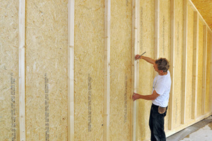  OSB-Platten haben dampfbremsende Eigenschaften, so konnte im diffusionsoffenen Holzrahmenbau auf Folien verzichtet werden. Zudem sind die Platten aussteifend Foto: Norbord 