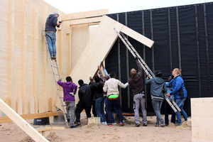  Studenten und Flüchtlinge der Erstaufnahmeeinrichtung auf dem Gelände der Spinelli Barracks bauten das Haus gemeinsam 