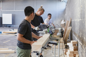  Die Holzbauteile fertigten die Studenten und Migranten gemeinsam in einer ungenutzten Halle der ehemaligen Kaserne 