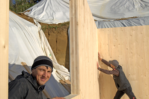  Bauen macht Freude: Durch das ausgeschnittene Fensterelement schaut Flaviu Codirla dem Chef (im Hintergrund) bei der Arbeit zu     Foto: Rüdiger Sinn 