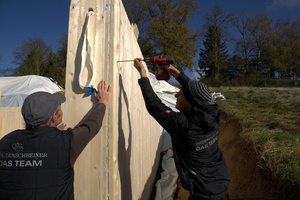  Das Team der Staudenschreiner GmbH stellt mit vier Zimmerleuten an einem Tag den Holzkeller Foto: Rüdiger Sinn 