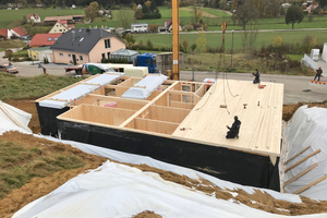  Am Ende des Tages steht der Holzkeller mit Deckel, die EPDM-Bahn ist bereits hochgezogen und fixiert Foto: Staudenschreiner 