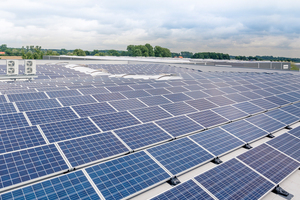  Moderner Flachdachbau mit großflächiger Photovoltaikanlage zur Stromerzeugung  Foto: Bauder 