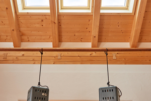  Die klar lackierten Holz-Dachfenster fügen sich perfekt in die sichtbar gelassene Dachkonstruktion ein Foto: Velux 