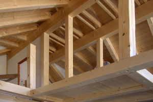  Blick in das Dachgeschoss während der Bauphase. Rechts ist die galerieartig geöffnete Ebene über dem Wohn-, Ess- und Kochbereich zu erkennen Foto: Architekturbüro Josef Schmid 