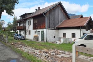  Ansicht vor dem Umbau: Mehr als 100 Jahre alt und in den letzten 30 Jahren kaum modernisiert, trotzdem gelang nach einer Totalentkernung der Wiederaufbau mit zeitgemäßen Wohnkomfort Foto: Architekturbüro Josef Schmid 