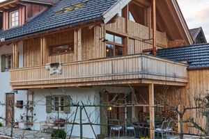  Eine mit traditionellen Techniken errichtete Holzbekleidung markiert heute das Bauvolumen des ehemaligen Heubodens. In dem Haus sind vier moderne Wohnungen untergebracht Foto: Velux 