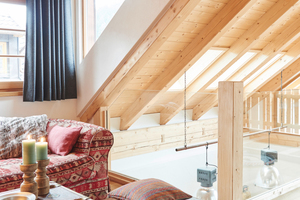  Die Belichtung über die Gauben wird durch die Dachfenster ergänzt, sodass weder in der Küche noch auf der Galerie des Dachgeschosses dunkle Ecken oder Teilbereiche entstehen Foto: Velux 