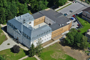  Links der Schlosstrakt des Barockschlosses, rechts der neue Anbau 