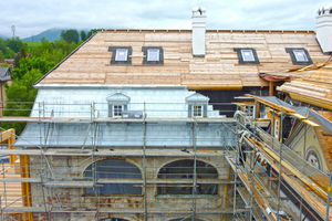  Oben Holzschalung, unten Titanzink: Auf dem alten Dachtragwerk erstellten die Handwerker einen neuen Aufbau 