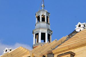  Für die Sanierung des Daches nahm man den Turm ab, restaurierte ihn und setzte ihn wieder an seinen Platz 