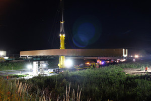  Ein Teil der Brücke wird bei Nacht über der Autobahn A3 bei Erlangen eingehoben 