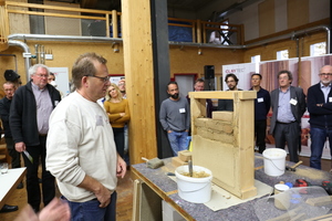  Michael Peschgens, Anwendungstechniker bei Claytec, zeigt bei der Praxisvorführung wie ein Gefach mit Lehmbausteinen ausgemauert wird Foto: Rüdiger Sinn  