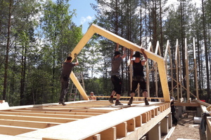 Die tragenden Rahmen wurden komplett vorgefertigt nach Finnland geliefert und dort per Hand aufgerichtet 