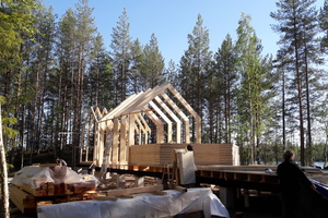  Die tragende Holzkonstruktion des Mökki Santara entsteht 