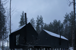  Das Ferienhaus Mökki Santara in Finnland ist mit Holz verschalt, von der Fassade bis zum Dach Foto: Carla Gertz 