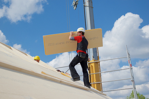  Verlegen von regensichernden Holzfaserunterdeckplatten von Steico auf dem Dach 