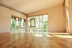  Den Bodenbelag im Haus besteht aus massiven Eichendielen. Fichtesperrholzplatten sind an den Wänden verbaut<br /> 