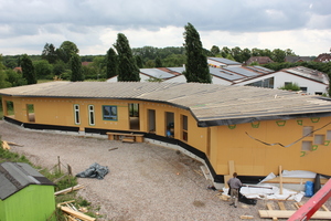  Der Holzrahmenbau hat ein flach geneigtes Pultdach, auf dem ein Gründach entstehen soll 