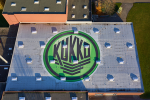  Dieses Fabrik-Flachdach wurde ebenfalls saniert, danach brachten Werbetechniker das Kukko-Logo auf die Abdichtung auf  