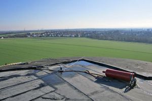  Schöne Aussicht: Notabdichtung des Kuppeldachs aus Beton. Im Hintergrund sieht man noch die alte Abdichtung <span class="bildnachweis">Foto: Wilhelm Kuhlkamp</span> 