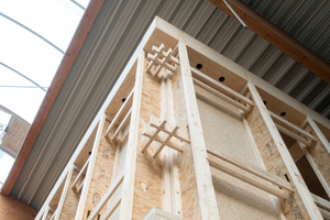  Die einzelnen Holzkomponenten werden durch formschlüssige, ineinandergreifende Verbindungen verbunden Foto: Stellinnovation GmbH  