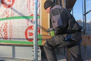  Die Stegträger werden über den Furnierschichtholzgurt an der Fassade verschraubt 