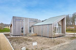  Rechts: Neben der Fassade aus „Kebony“-Holz ist das Haus mit Naturstoffen wie Stroh, Algen, Sojabohnen und Hanf gebaut 