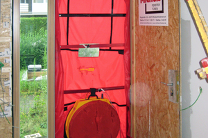  Blower-Door-Test zur Luftdichtheitsmessung eines Gebäudes
 
