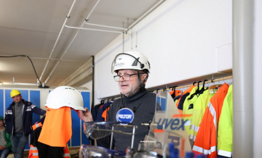 Dieter Terner, Leiter des Praxiszentrums in Nürnberg, zeigt einen Nackenschutz, der einfach an den Bauhelm befestigt werden kann Foto: Rüdiger Sinn