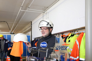  Dieter Terner, Leiter des Praxiszentrums in Nürnberg, zeigt einen Nackenschutz, der einfach an den Bauhelm befestigt werden kann Foto: Rüdiger Sinn 