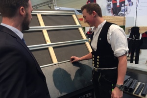  Marius Fischer, Zimmerei-Lehrling aus Fuldabrück, informiert sich über das Rathscheck-Schiefer-System 