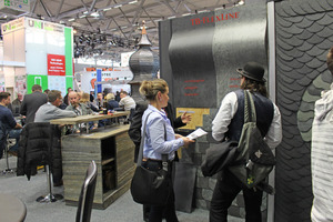  Besucher informieren sich am Stand von Theis-Böger Schiefer auf der DACH+HOLZ in Köln  