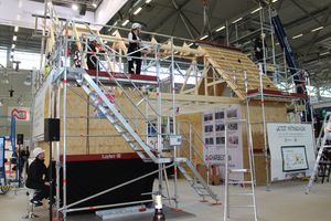  Am Dachstuhl der Sonderschau "Absichern statt Abstürzen" durften sichere Arbeitsmethoden ausprobiert werden 
