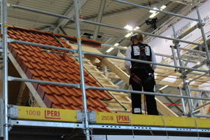  Live-Vorführung am Dachstuhl bei der Sonderschau "Absichern statt abstürzen" in Halle 9  