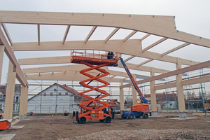  Aufrichten der neuen Werkhalle in Merdingen. Die Brettschichtholzträger kommen von der Firma Schaffitzell aus Schwäbisch Hall Foto: Holz-Haus-Hänsler 