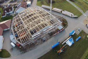  Luftbild von der Baustelle. Die großen Brettschichtholzträger sind mit Fachwerkträgern ausgesteift Foto: Holz-Haus-Hänsler 