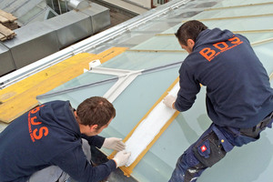  Auf die Grundierung Triflex Glas Primer applizierten die Verarbeiter die Abdichtung Triflex ProDetail Foto: Triflex 