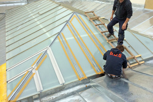  Die Handwerker verwendeten Dachleitern, um auf der Fläche nicht abzurutschen oder durch das Glas zu brechen Foto: Triflex 