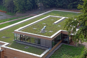  Nachhaltig bauen - extensive Begrünung am Beispiel des Steigerwald-Zentrums in Handthal (Unterfranken) Foto: DUD e. V. und Mitgliedsunternehmen 
