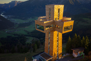 Kreuz mit Aussicht: Auf rund 1500 Meter Seehöhe steht am Gipfel der Buchensteinwand in Tirol das 30 Meter hohe, begehbare Jakobskreuz Foto: Bergbahn Pillersee