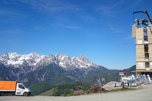  Das Jakobskreuz fügt sich in die Tiroler Bergwelt ein Foto: Huetz Holzmanufaktur 