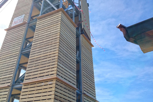  Das Bauwerk wächst: Mit der Entwicklung des Stahlbaus wird die Unterkonstruktion für die Schindelfassade angebracht und mit der Stahlkonstruktion verschraubt Foto: Huetz Holzmanufaktur 