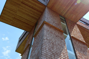  Das Jakobskreuz mit der markanten Schindelfassade kurz nach der Fertigstellung Foto: Rosmann 